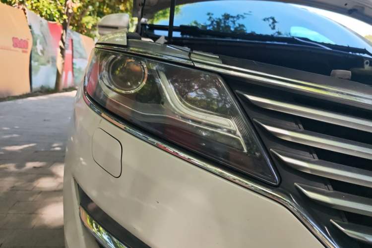 Used Lincoln MKC 2016 2.0T Two-Wheel Drive Deluxe Edition Right Front Headlight
