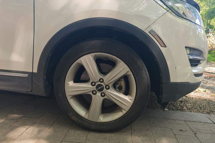Used Lincoln MKC 2016 2.0T Two-Wheel Drive Deluxe Edition Right Front Wheel Hub