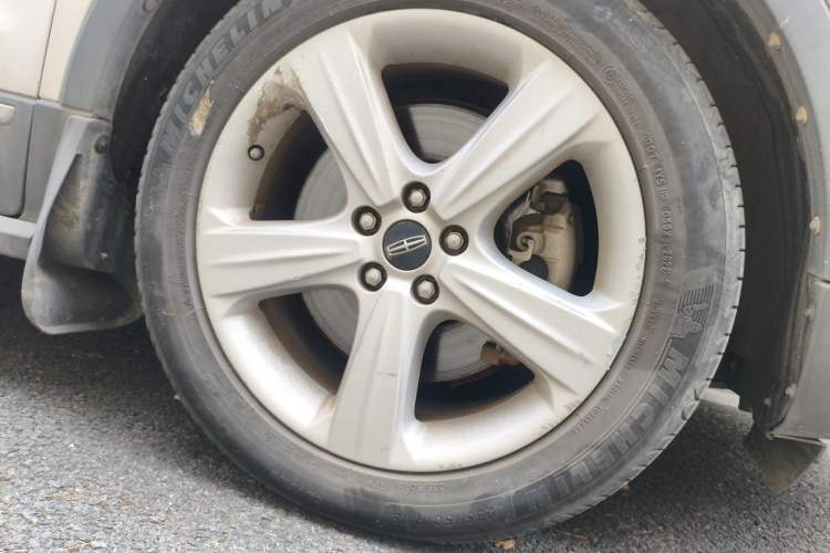 Used Lincoln MKC 2016 2.0T Two-Wheel Drive Deluxe Edition Right Front Wheel Hub