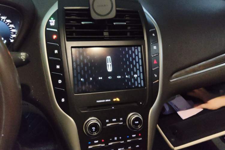 Used Lincoln MKC 2017 2.0T Four-Wheel Drive Zunya Edition Audio And AC Panel