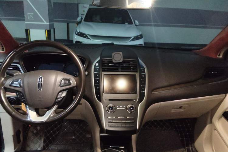 Used Lincoln MKC 2017 2.0T Four-Wheel Drive Zunya Edition Center Console