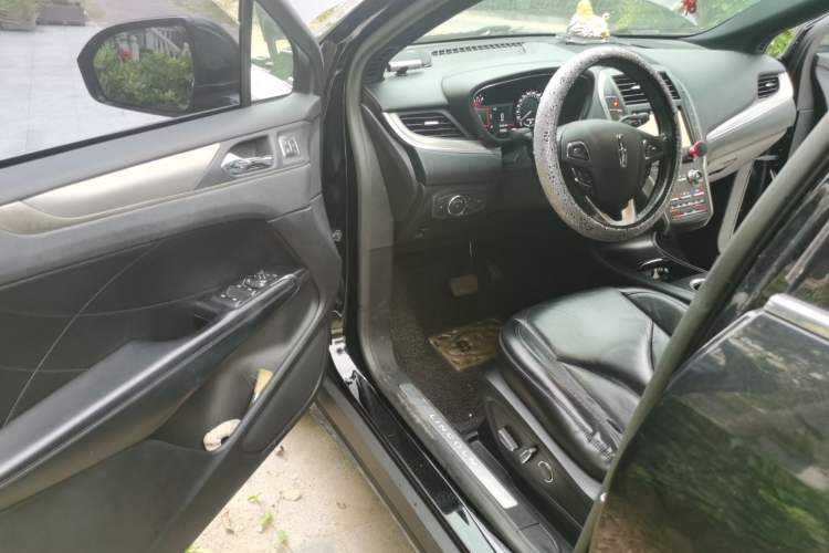 Used Lincoln MKC 2017 2.0T Two-Wheel Drive Deluxe Edition Driver Seat