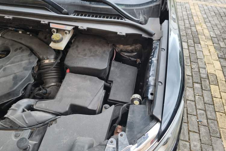 Used Lincoln MKC 2017 2.0T Two-Wheel Drive Deluxe Edition Engine Bay Left