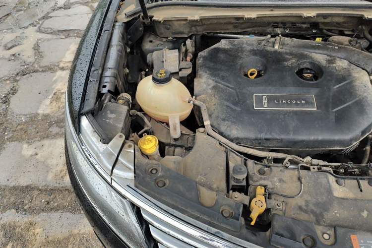 Used Lincoln MKC 2017 2.0T Two-Wheel Drive Deluxe Edition Engine Bay Right