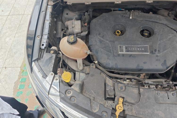 Used Lincoln MKC 2017 2.0T Two-Wheel Drive Deluxe Edition Engine Bay Right