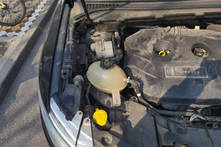 Used Lincoln MKC 2017 2.0T Two-Wheel Drive Deluxe Edition Engine Bay Right