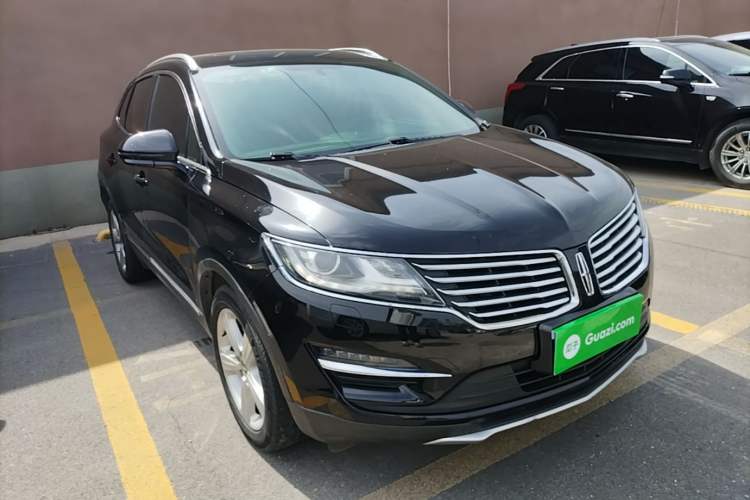 Used Lincoln MKC 2017 2.0T Two-Wheel Drive Deluxe Edition Front Right 45 Deg