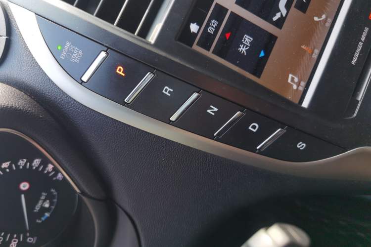 Used Lincoln MKC 2017 2.0T Two-Wheel Drive Deluxe Edition Gear Lever