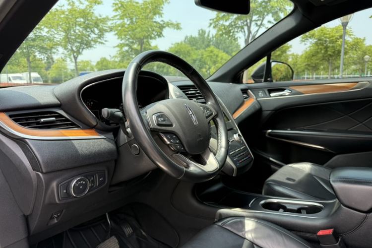 Used Lincoln MKC 2017 2.0T Two-Wheel Drive Deluxe Edition Interior 1