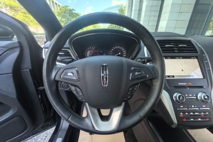 Used Lincoln MKC 2017 2.0T Two-Wheel Drive Deluxe Edition Interior 2