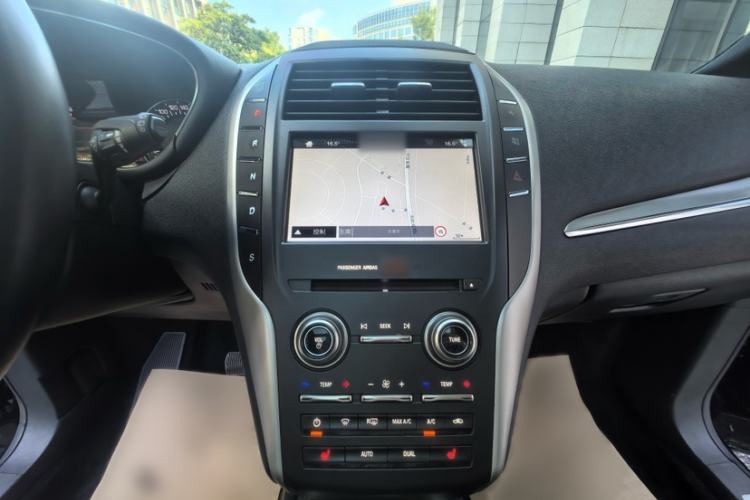 Used Lincoln MKC 2017 2.0T Two-Wheel Drive Deluxe Edition Interior 3