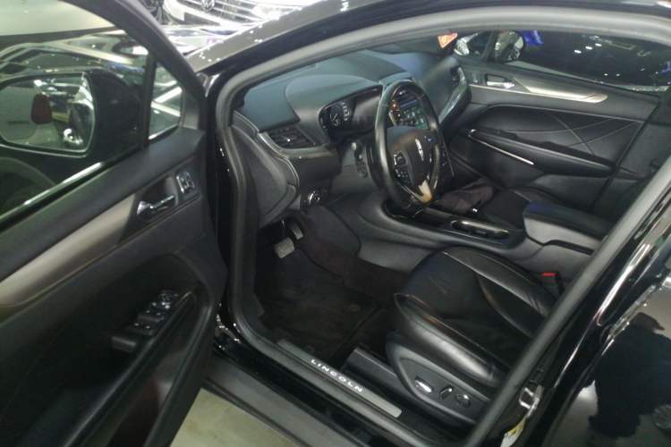Used Lincoln MKC 2017 2.0T Two-Wheel Drive Deluxe Edition Interior 3