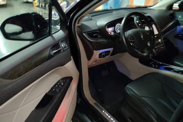 Used Lincoln MKC 2017 2.0T Two-Wheel-Drive Luxury Edition Interior 3