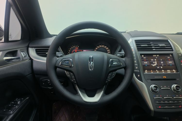 Used Lincoln MKC 2017 2.0T Two-Wheel Drive Deluxe Edition Interior 3