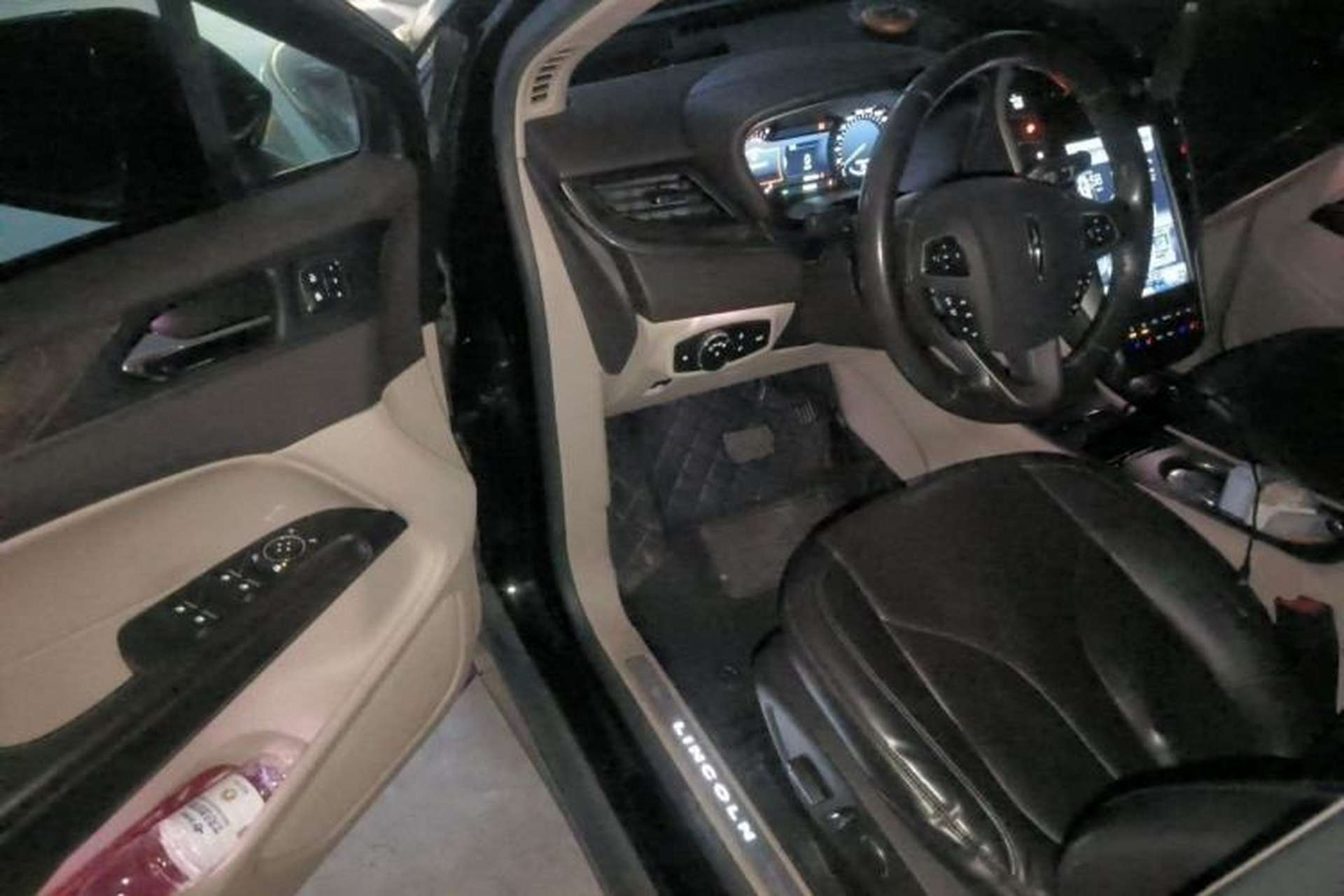 Used Lincoln MKC 2017 2.0T Two-Wheel-Drive Luxury Edition Interior 3