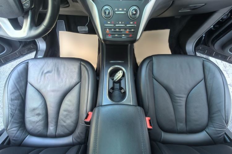 Used Lincoln MKC 2017 2.0T Two-Wheel Drive Deluxe Edition Interior 4