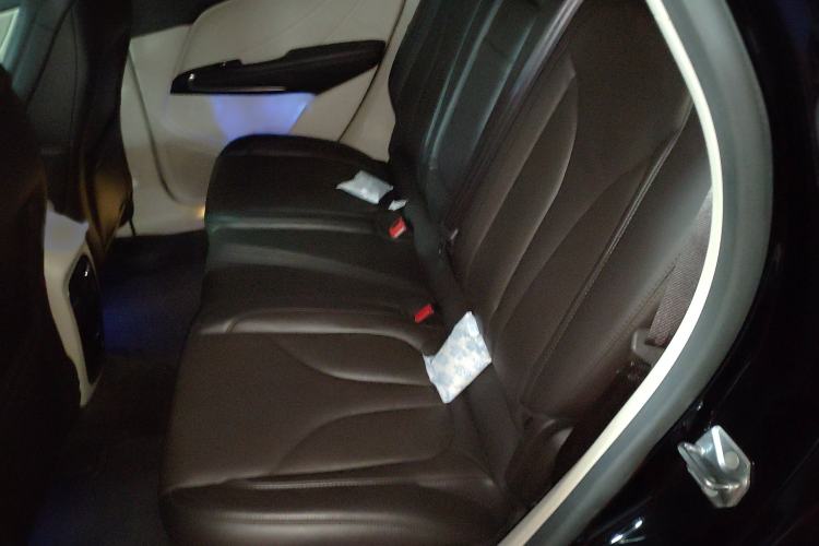 Used Lincoln MKC 2017 2.0T Two-Wheel-Drive Luxury Edition Interior 4