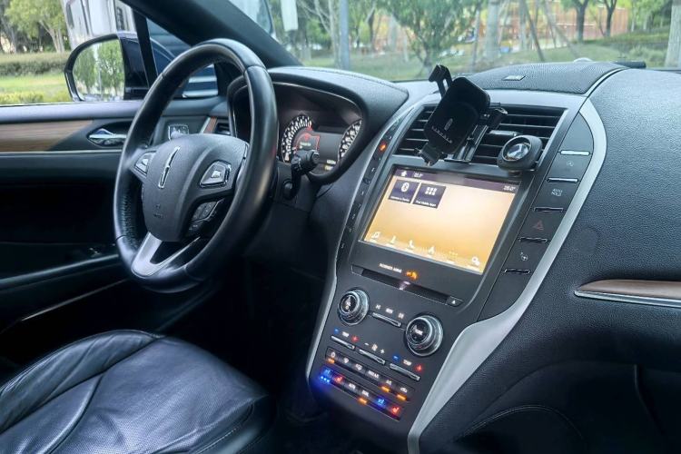 Used Lincoln MKC 2017 2.0T Four-Wheel Drive Prestige Edition Interior 4