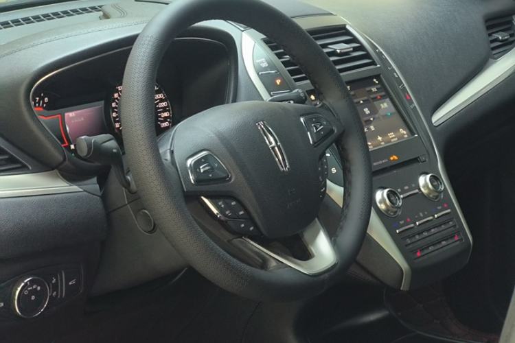 Used Lincoln MKC 2017 2.0T Two-Wheel Drive Deluxe Edition Interior 4
