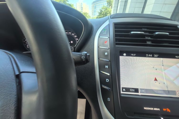 Used Lincoln MKC 2017 2.0T Two-Wheel Drive Deluxe Edition Interior 5