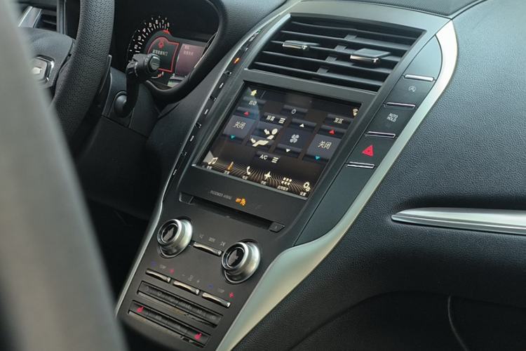 Used Lincoln MKC 2017 2.0T Two-Wheel Drive Deluxe Edition Interior 5