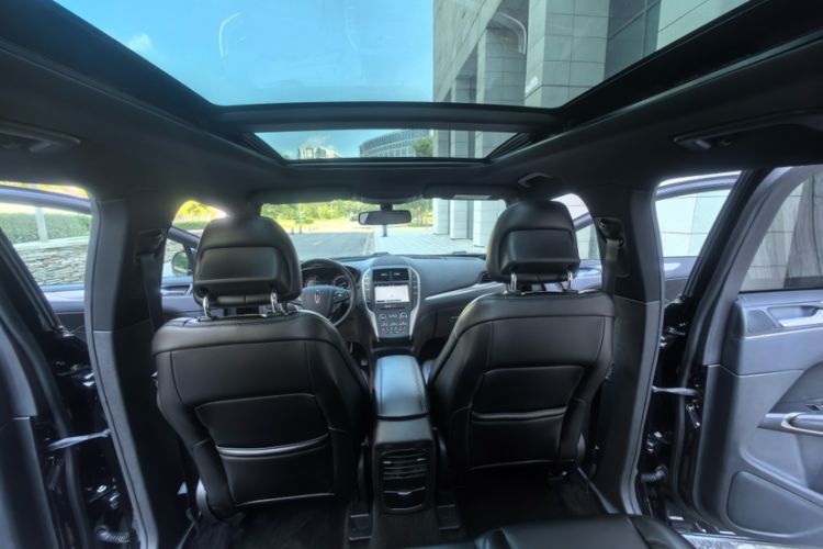 Used Lincoln MKC 2017 2.0T Two-Wheel Drive Deluxe Edition Interior 8