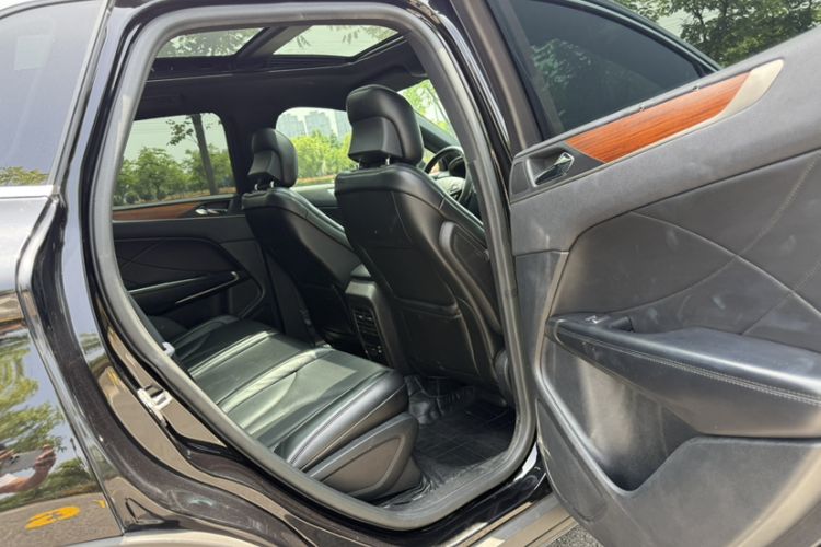 Used Lincoln MKC 2017 2.0T Two-Wheel Drive Deluxe Edition Interior 8