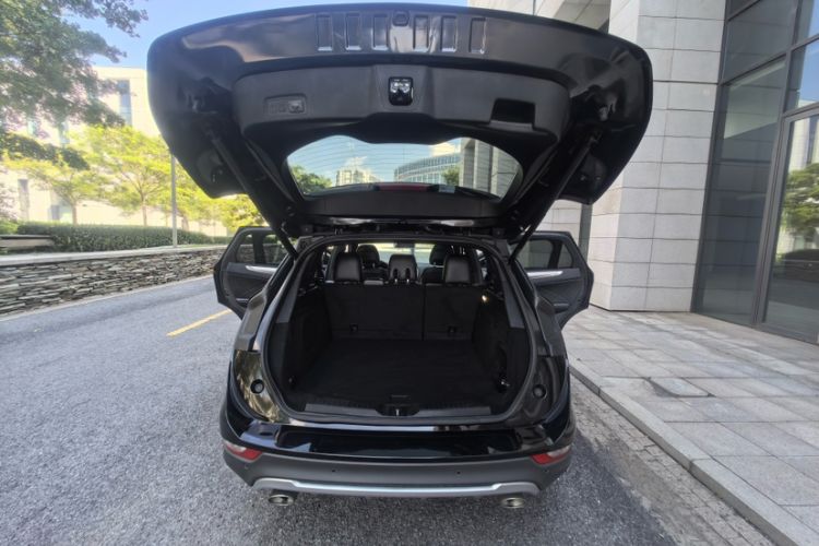 Used Lincoln MKC 2017 2.0T Two-Wheel Drive Deluxe Edition Interior 9