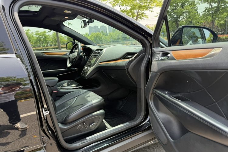 Used Lincoln MKC 2017 2.0T Two-Wheel Drive Deluxe Edition Interior 9
