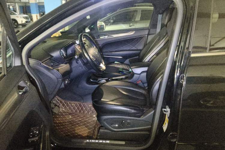 Used Lincoln MKC 2017 2.0T Two-Wheel Drive Deluxe Edition Left Front Seat