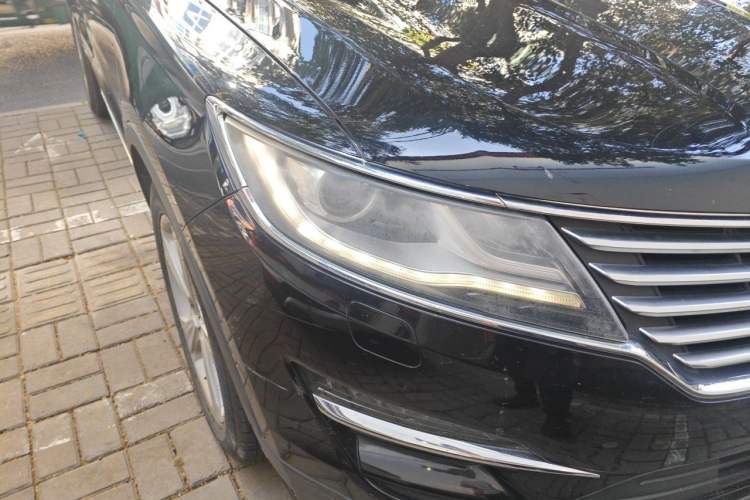Used Lincoln MKC 2017 2.0T Two-Wheel Drive Deluxe Edition Right Front Headlight