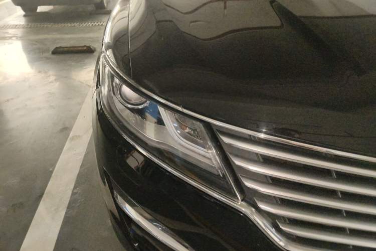 Used Lincoln MKC 2017 2.0T Two-Wheel Drive Deluxe Edition Right Front Headlight
