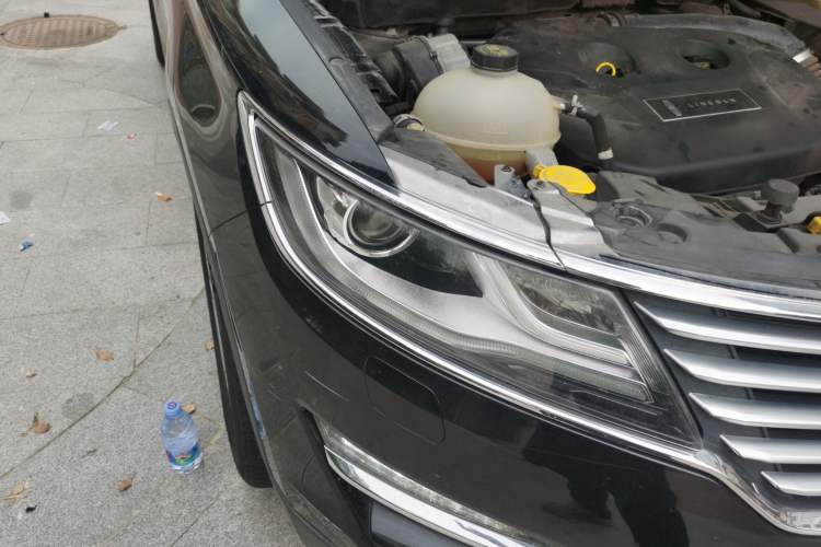 Used Lincoln MKC 2017 2.0T Two-Wheel Drive Deluxe Edition Right Front Headlight