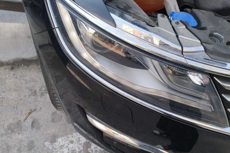 Used Lincoln MKC 2017 2.0T Two-Wheel Drive Deluxe Edition Right Front Headlight