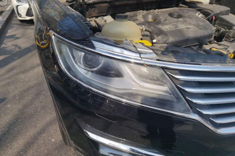 Used Lincoln MKC 2017 2.0T Two-Wheel Drive Deluxe Edition Right Front Headlight