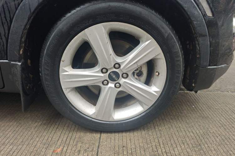 Used Lincoln MKC 2017 2.0T Two-Wheel Drive Deluxe Edition Right Front Wheel Hub