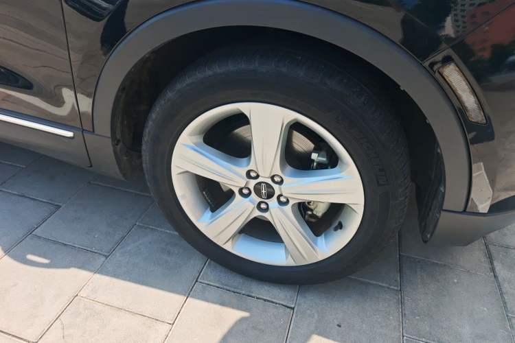 Used Lincoln MKC 2017 2.0T Two-Wheel Drive Deluxe Edition Right Front Wheel Hub