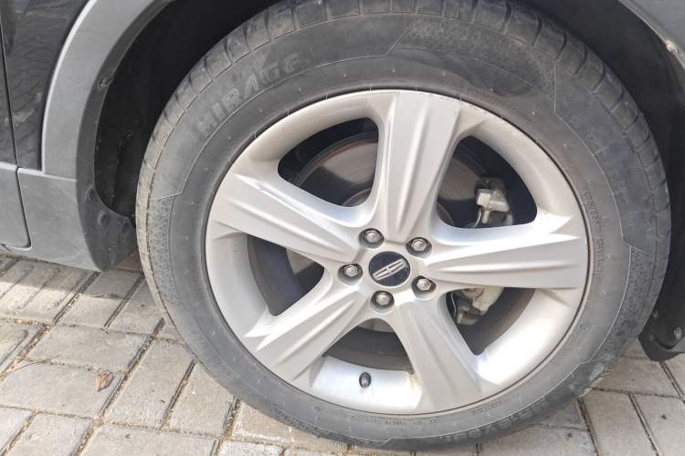Used Lincoln MKC 2017 2.0T Two-Wheel Drive Deluxe Edition Right Front Wheel Hub