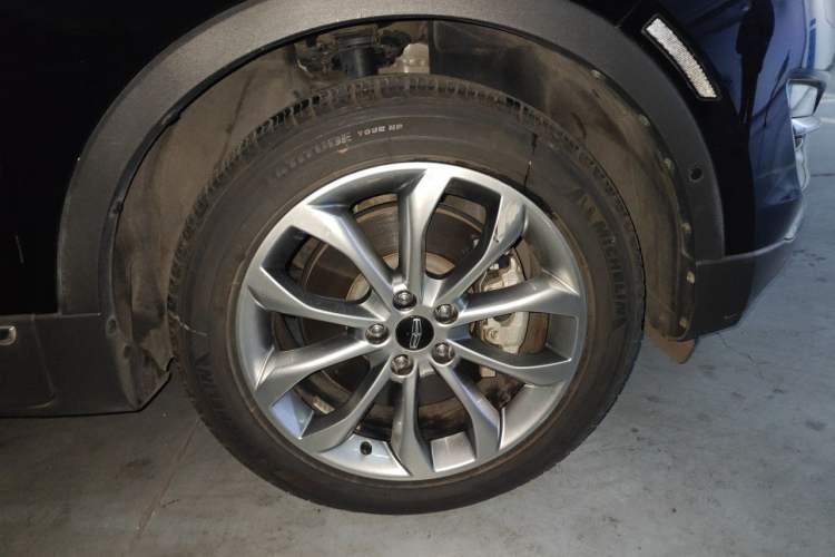 Used Lincoln MKC 2017 2.0T Two-Wheel-Drive Luxury Edition Right Front Wheel Hub