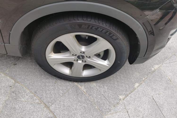 Used Lincoln MKC 2017 2.0T Two-Wheel Drive Deluxe Edition Right Front Wheel Hub