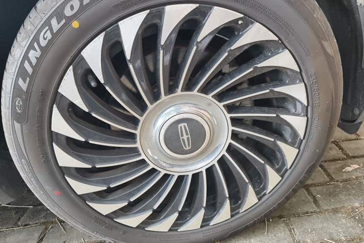 Used Lincoln MKC 2017 2.0T Two-Wheel Drive Deluxe Edition Right Front Wheel Hub