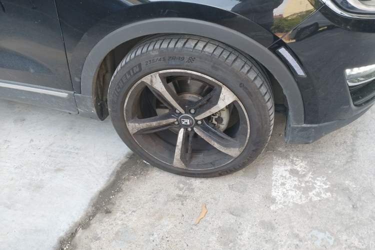 Used Lincoln MKC 2017 2.0T Two-Wheel Drive Deluxe Edition Right Front Wheel Hub