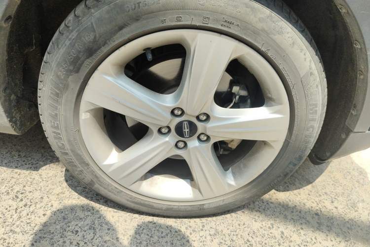 Used Lincoln MKC 2017 2.0T Two-Wheel Drive Deluxe Edition Right Front Wheel Hub