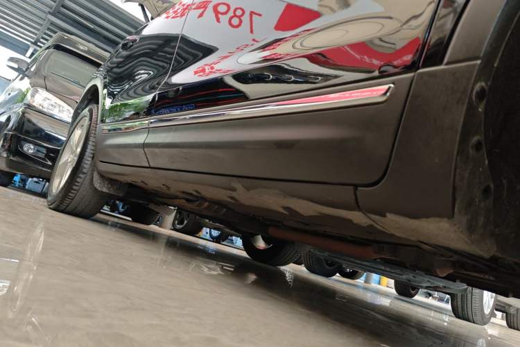 Used Lincoln MKC 2017 2.0T Two-Wheel Drive Deluxe Edition Right Side Sill