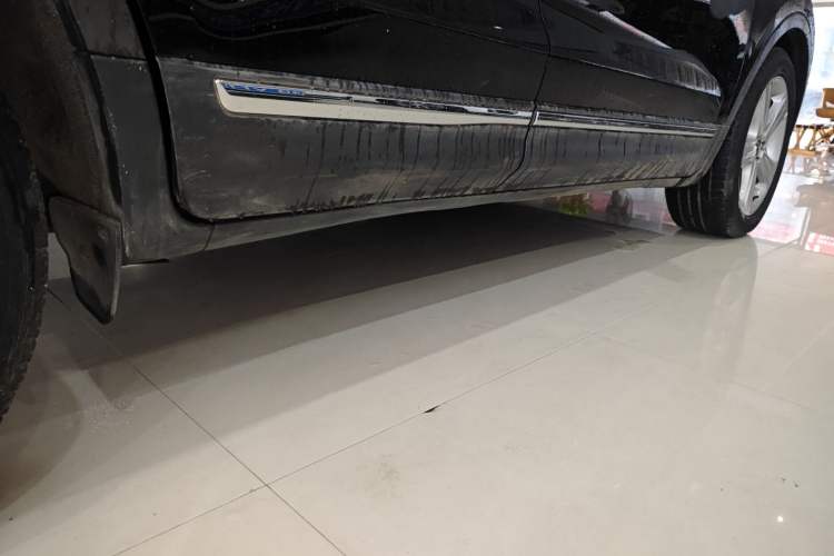 Used Lincoln MKC 2017 2.0T Two-Wheel Drive Deluxe Edition Right Side Sill