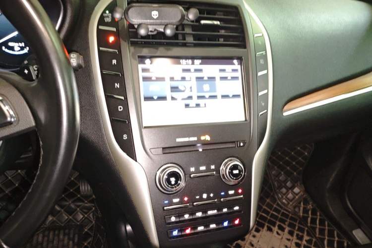 Used Lincoln MKC 2017 2.0T Four-Wheel Drive Zunya Edition Audio And AC Panel