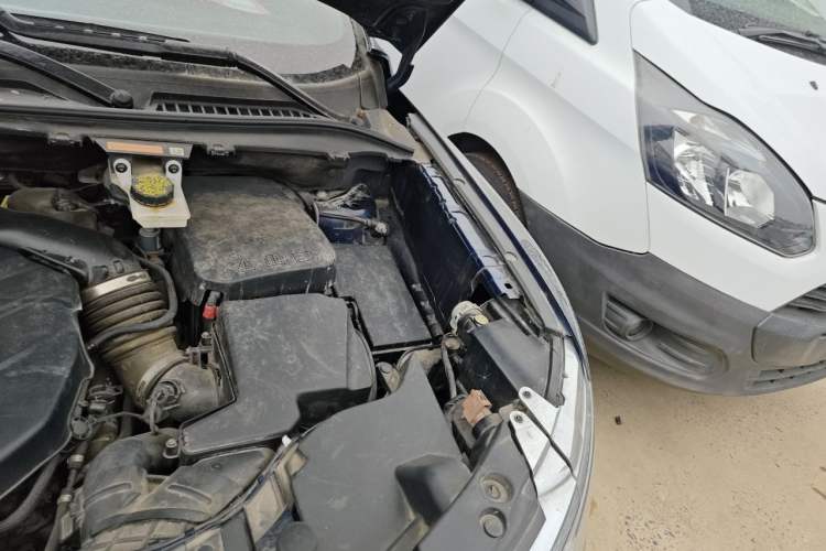 Used Lincoln MKC 2017 2.0T Two-Wheel Drive Deluxe Edition Engine Bay Left