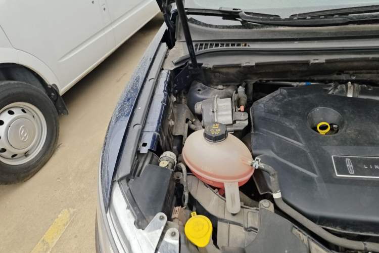 Used Lincoln MKC 2017 2.0T Two-Wheel Drive Deluxe Edition Engine Bay Right