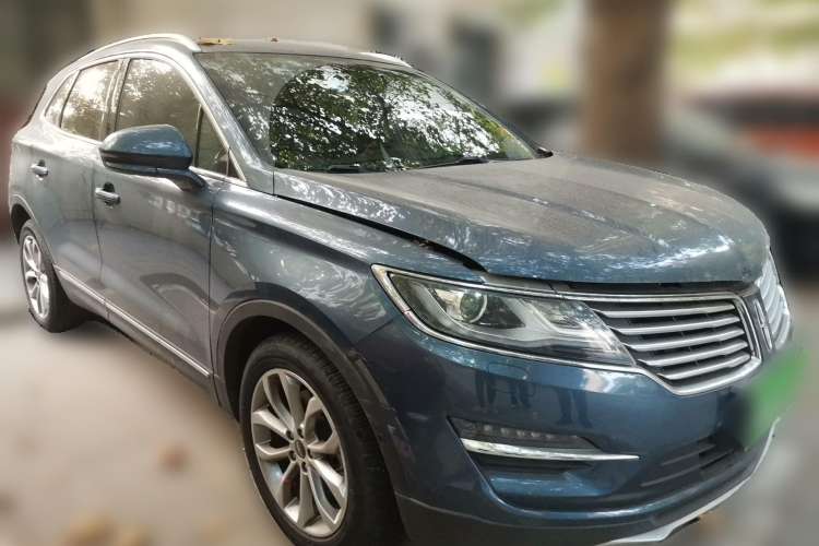 Used Lincoln MKC 2017 2.0T Two-Wheel-Drive Luxury Edition Front Right 45 Deg