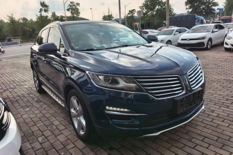 Used Lincoln MKC 2017 2.0T Two-Wheel Drive Deluxe Edition Front Right 45 Deg